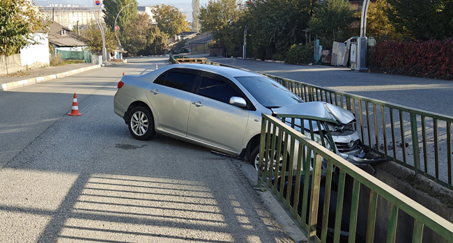 SÜRÜCÜNÜN YARALANDIĞI KAZA KAMERADA