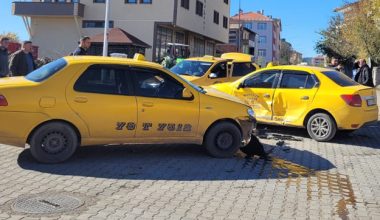 TAKSİLERİN ÇARPIŞTIĞI KAZA KAMERADA