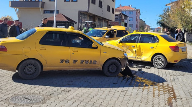 TAKSİLERİN ÇARPIŞTIĞI KAZA KAMERADA