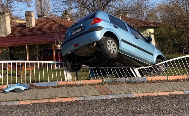 BAHÇENİN DEMİR KORKULUKLARINA ÇARPIP ASKIDA KALDI